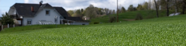 Banner 4x1 para site e redes sociais Gramado em frente a uma linda casa na encosta de uma montanha alpina