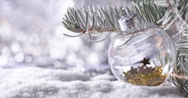 Banner de adornos navideños. Rama de abeto nevado con luces de Navidad bokeh. Fondo panorámico. Composición de Navidad. Fiestas de año nuevo 2020