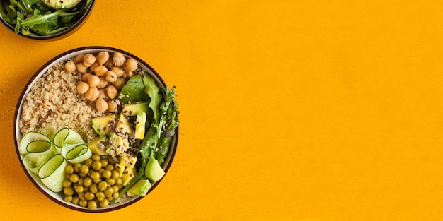 Banner almuerzo de verduras saludables del tazón de fuente de buda con garbanzos de aguacate y quinoa espacio de copia