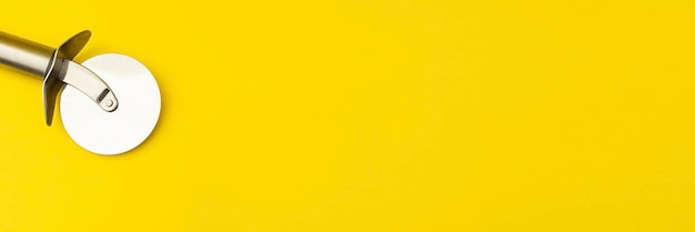 Banner amarelo com publicidade de pizzaria cortador de pizza minimalista