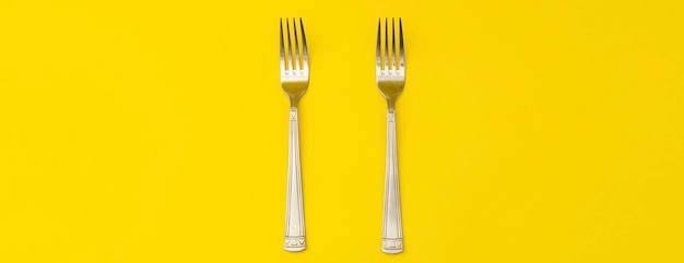 Banner en amarillo con tenedores plateados