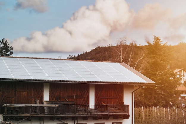 Banner-Bildvorlage für das Solardachunternehmen Solar Panels and Solar Roofs Konzept einer nachhaltigen Zukunft