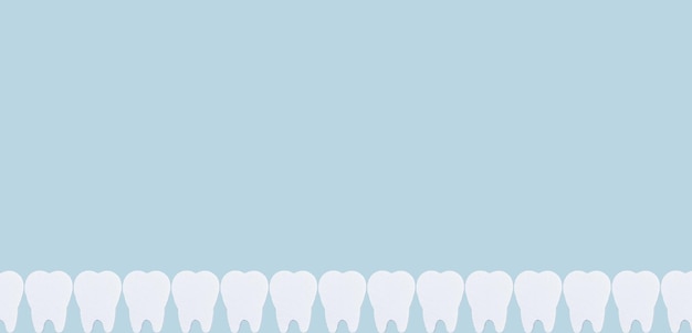 Foto banner con borde de dientes sobre fondo azul higiene bucal cuidado dental y concepto de estomatología espacio para texto