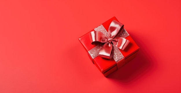Banner con caja de regalo roja con cinta y lazo aislado sobre fondo rojo. Regalo de vacaciones con regalo de Navidad de cumpleaños. Vista superior plana. Espacio de copia. Generado por AI.