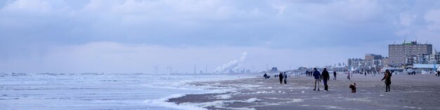 Foto banner cidade nas margens do mar do norte pessoas caminhando ao longo da costa