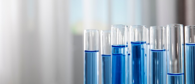 Foto banner de ciencia horizontal con envases de vidrio.