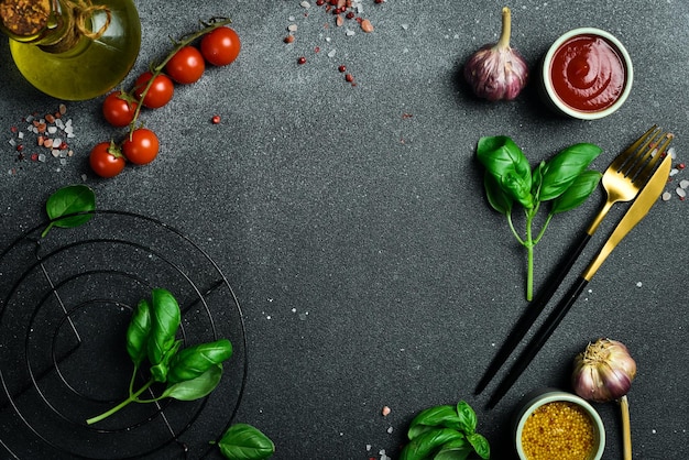 Banner de cocina Cubiertos, verduras y especias en una mesa de piedra oscura, espacio libre para texto