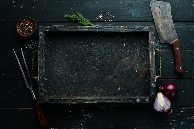 Banner de cocina Verduras y especias en un fondo negro Espacio libre para su texto Estilo rústico