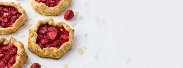 Banner com mini-cortadores de morango em um fundo branco Mini tortas de Berry