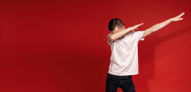 Banner com um homem em uma camiseta branca mostrando as mãos o movimento da juventude dab