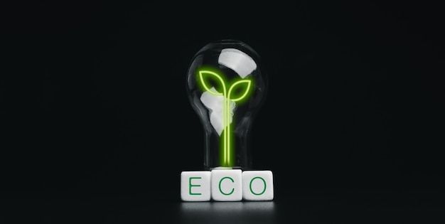 Banner de concepto ecológico y de ahorro de energía. Hoja verde brillante creativa dentro de la bombilla y eco, palabras en bloques de dados blancos aislados sobre fondo oscuro.