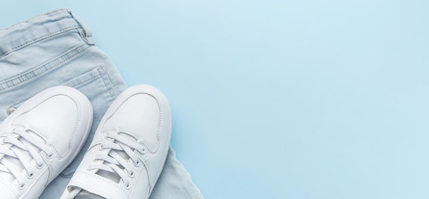 Banner Conjunto de jeans para niños y zapatillas blancas estilo casual