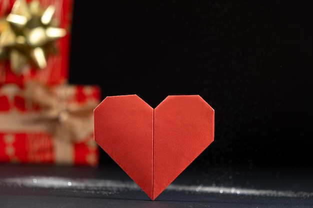 Banner para el corazón y los regalos de papel rojo de San Valentín