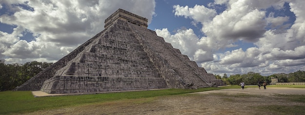 Banner da pirâmide de Chichen itza no México, imagem do banner com espaço de cópia