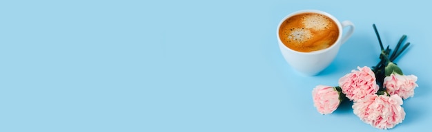 Banner da web com uma xícara de café forte da manhã com flores sobre fundo azul