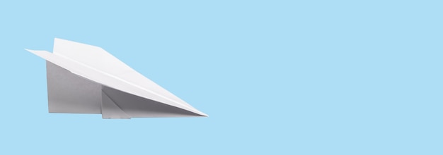 Banner de anúncio azul com avião de papel origami simples