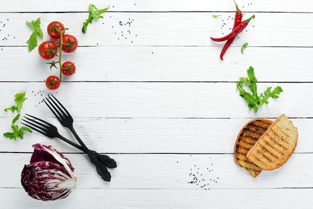 Banner de cozinha mesa de cozinha branca e ingredientes comida vista superior espaço livre para o seu texto
