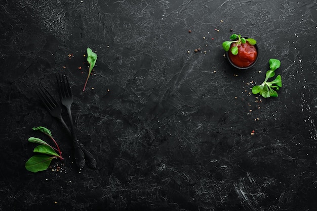 Banner de cozinha Mesa preta de cozinha e ingredientes Comida Vista superior Espaço livre para o seu texto