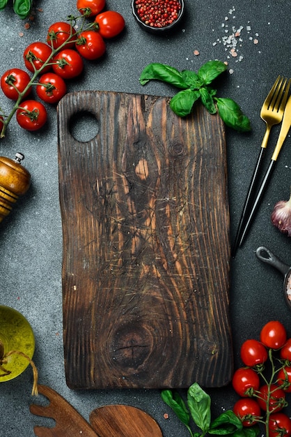 Banner de cozinha Um conjunto de legumes e utensílios de cozinha em uma mesa preta Espaço livre para texto Vista superior