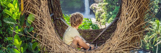 Banner de formato longo, ninhos de palha de tendência bali em todos os lugares, lugar amigável para crianças, turista, desfrutando de seu