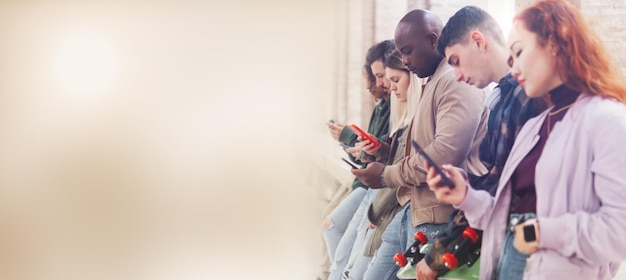 Banner de grupo de amigos assistindo smartphones millennial gen z viciados em novas tendências tecnológicas