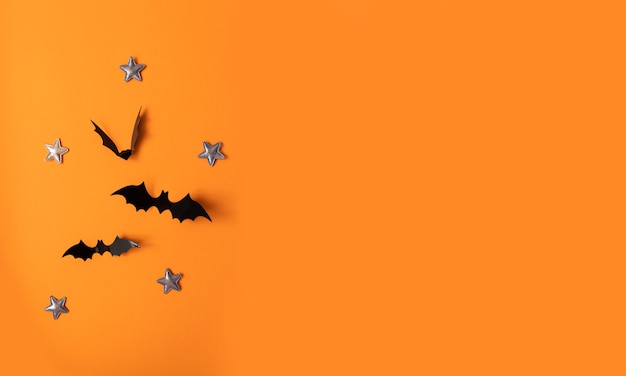 Banner de Halloween com preto, mas em um fundo laranja, vista superior. Cartaz, voucher, oferta, cupom, venda de férias.