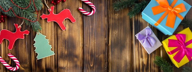 Banner de Natal Brinquedos de madeira de Natal e caixa de presente no fundo de madeira Vista superior Copiar espaço