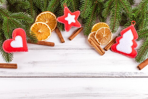 Banner de Natal com árvore verde, cones, decorações de feltro artesanal, laranja e canela