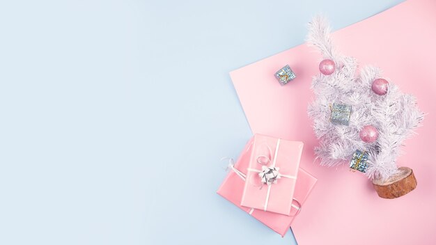 Banner de natal moderno e minimalista da tendência com abeto branco upcycling com bolas em rosa e azul