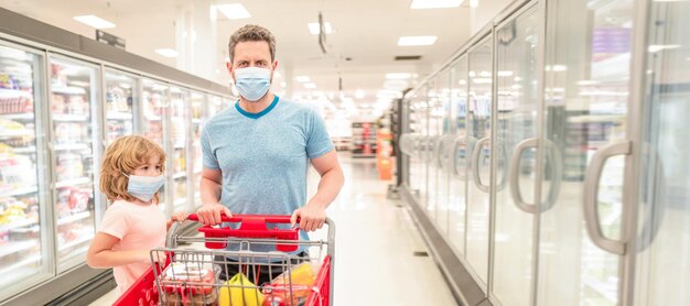 Foto banner de pai e filho comprando comida no consumo de supermercado feliz dia da família