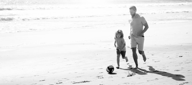 Banner de pai e filho jogam futebol ou futebol na atividade esportiva de praia pai e filho jogam futebol ou futebol na praia papai com garoto no dia de verão