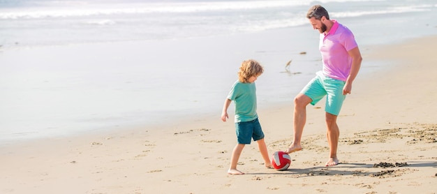 Banner de pai e filho jogam futebol ou futebol na praia alegre pai e filho jogam futebol na