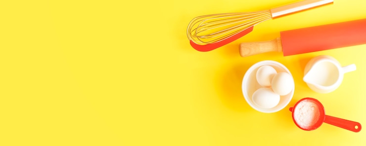 Foto banner de páscoa para assar. dispositivos e ingredientes em um fundo amarelo com espaço de cópia.