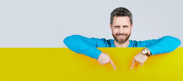 Foto banner de retrato de rosto de homem com anúncio de espaço de cópia, venda de compras e apresentação de produtos com desconto