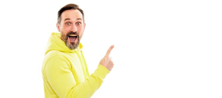 Foto banner de retrato de rosto de homem com espaço de cópia homem feliz em dedo apontando com capuz no espaço de cópia isolado no branco sugere