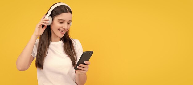 Foto banner de retrato de rosto isolado de mulher com espaço de cópia conversa de mulher no smartphone ouvindo música