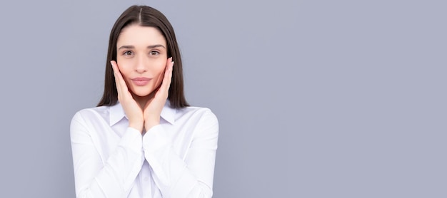 Banner de retrato de rosto isolado de mulher com espaço de cópia simulado conceito de cuidados com a pele empresária fofa em sucesso comercial de camisa branca