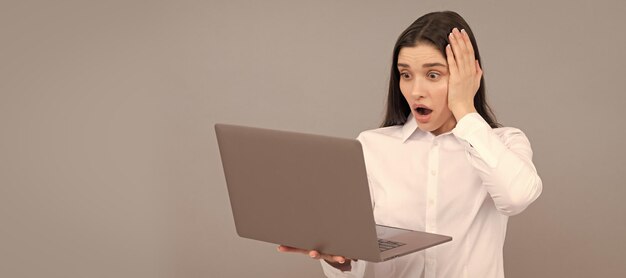 Banner de retrato de rosto isolado de mulher com espaço de cópia simulado empresária chocada com administrador de rede de laptop segurando gerente de escritório de computador