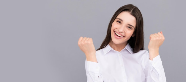 Banner de retrato de rosto isolado de mulher com espaço de cópia simulado feliz empresária bem-sucedida na camisa branca no sucesso de fundo cinza