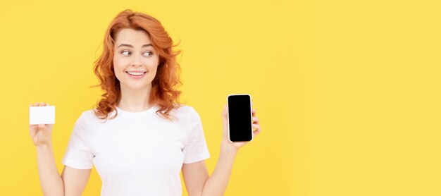 Banner de retrato de rosto isolado de mulher com espaço de cópia simulado, o cliente usa o telefone móvel de dinheiro online