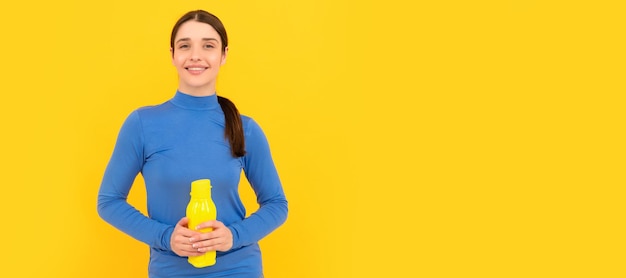 Banner de retrato de rosto isolado de mulher com espaço para cópia jovem feliz com garrafa esportiva com sede de água