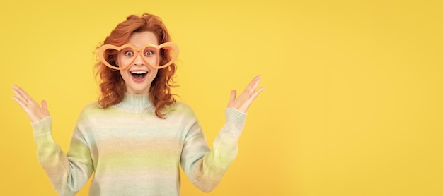 Banner de retrato de rosto isolado de mulher com espaço para cópia, que celebração de festa de aniversário surpresa expressa felicidade, emoções positivas