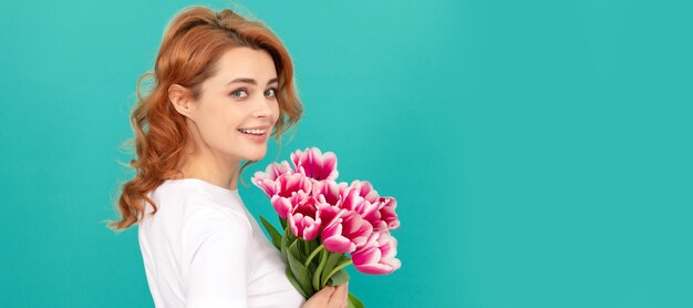 Banner de retrato de rosto isolado de mulher com mock up copyspace garota feliz com buquê de flores de tulipa