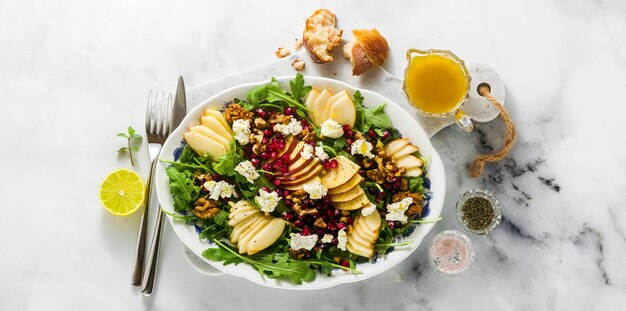 Banner de Salada Verde de Pera Romã com Molho de Gengibre no café da manhã ou almoço saudável de mármore branco