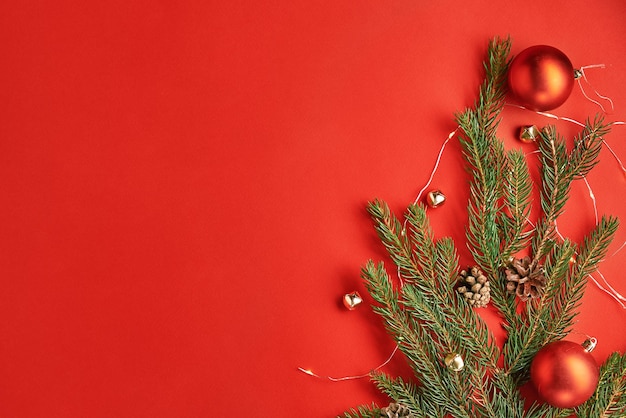 Banner de saudação de natal na configuração plana de fundo vermelho