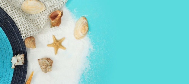 Banner de verão com conchas de chapéu de sol de malha branca e estrelas do mar na areia Vista superior