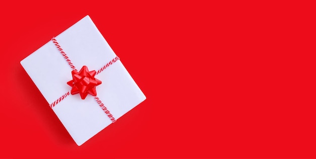 Foto banner decoración regalos de navidad en la vista superior de fondo rojo con lugar para texto
