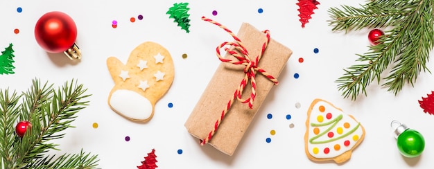 Banner con decoraciones y galletas de jengibre navideñas