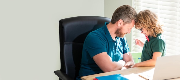 Banner der Heimschule von Vater und Sohn mit Laptop zu Hause Freundschaft Vater und Sohn in Brillen verwenden