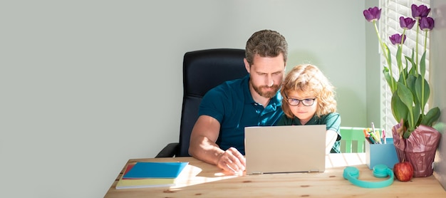 Banner der Heimschule von Vater und Sohn mit Laptop zu Hause konzentrierte Vater und Sohn in Gläsern
